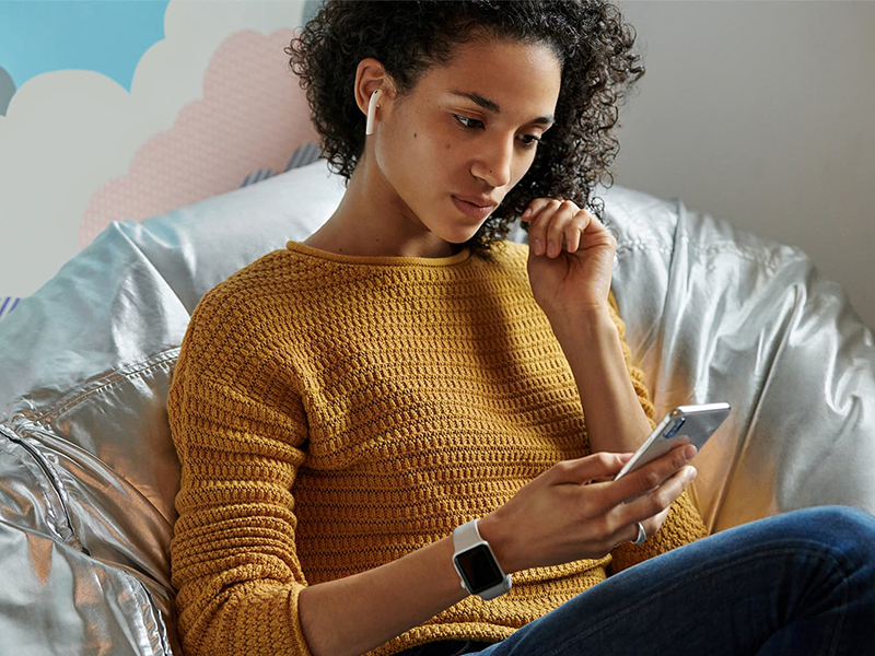 Người d&ugrave;ng sử dụng AirPods 2